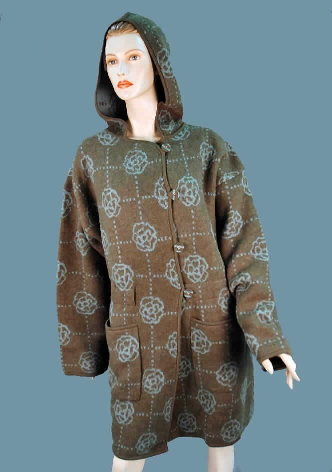 Mantel für Frauen, sog. Jacquardstrickjacke "Tikal" aus gewalktem Wollflausch 
(Art.-Nr. 30 86-101), Größe M, siehe Foto,
- aus 3,0 mm dicken, buntgewirkten Gewirken aus laut Antrag 100 % Wolle,
- über die Mitte der Oberschenkel reichend (Rückenlänge: 95 cm), 
- ungefüttert,
- mit einer Kapuze, 
- vorn mit einer durchgehenden Öffnung mit Knopfverschluss von rechts über links
  (Frauenkleidung),  
- mit langen Ärmeln,
- mit zwei aufgesetzten, offenen Taschen unterhalb der Taille,
- mit einem elastischen Zug in der Taille,
- am unteren Rand gesäumt,
- wird als äußerstes Kleidungsstück über jeder anderen Kleidung getragen und bietet 
  Schutz   gegen das Wetter; erfüllt aufgrund der Länge die Voraussetzungen zur Ein-
  reihung als Mantel.