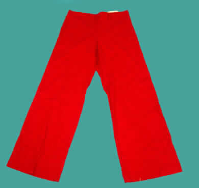 Lange Hose, sog. Damen-Hose Sandstone (Art. 68549), Größe 38, siehe Foto,
- aus 0,5 mm dicken, einfarbigen Geweben aus lt. Antrag 55% Leinen und 45% Baumwolle,
- in der Taille abschließend, mit einem Taillenbund mit Kordelzug und mit Gürtelschlaufen,
- seitlich mit einer kurzen Öffnung mit Reißverschluß, somit ohne Merkmale, die auf den 
  Trägerkreis hinweisen (unisex),
- mit eingesetzten Eingriffstaschen vorn und mit aufgesetzten Gesäßtaschen,
- mit knöchellangen Hosenbeinen, 
- an den Beinabschlüssen durch Umschlagen und Festnähen gesäumt.