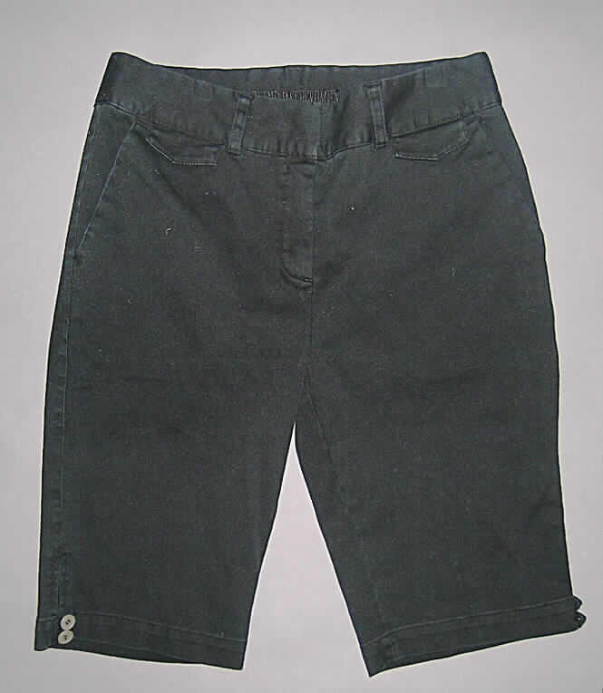 Kurze Hose für Frauen, sog. Damenhose Granville # 231554, Größe 38, siehe Abbildung;
- aus 0,7 mm dicken, einfarbigen Geweben aus lt. Antrag 97% Baumwolle und 3 % Elasthan 
  (Elastomergarn; synthetische Chemiefasern),
- in der Taille abschließend, mit einem 5 cm breiten Taillenbund mit Gürtelschlaufen,
- vorn mit einer Öffnung mit Reißverschluss und Patte mit Hakenverschluss im Bund
  von rechts über links reichend (Frauenkleidung),
- mit zwei eingesetzten Taschen auf der Vorderseite und zwei eingesetzten Gesäßtaschen;
- vorn unterhalb des Taillenbundes mit zwei Zierpatten,
- mit kurzen Hosenbeinen, die nicht die Knie bedecken (Seitenlänge: 56 cm),
- an den Beinabschlüssen gesäumt, mit seitlichen, ca. 9 cm hoch reichenden Schlitzen, 
  die jeweils mit zwei Knöpfen mit Schlaufen geschlossen werden.