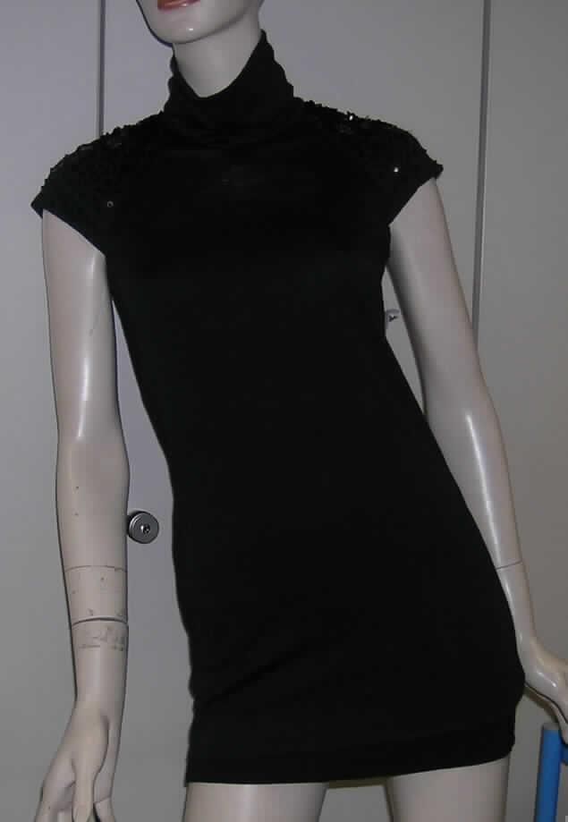 Pullover, sog. pulloverähnliches Kleidungsstück (Modell 126092/83039), Größe 36, siehe Foto,
- überwiegend doppelt gearbeitet; aus insgesamt 1,1 mm dicken, einfarbigen Gewirken aus lt. Antrag 
  90% Wolle und 10% Polyamid (synthetische Chemiefasern),
- Stückgewicht: 240 g,
- über den Schritt reichend (Rückenlänge: 78 cm); kann aufgrund der Länge nicht ohne ein weiteres,
  den Unterkörper bedeckendes Kleidungsstück (Rock/Hose) getragen werden, somit kein Kleid der 
  Position 6104,
- mit einem halsnahen Ausschnitt mit Rollkragen,
- ohne Öffnung und ohne Verschluss; ohne Merkmale, die auf den Trägerkreis (Männer oder Frauen) 
  hinweisen (unisex),
- mit sehr kurzen Ärmeln (sog. überschnittene Schulter); mit Pailletten aus Kunststoff bestickt,
- am unteren Rand gesäumt.