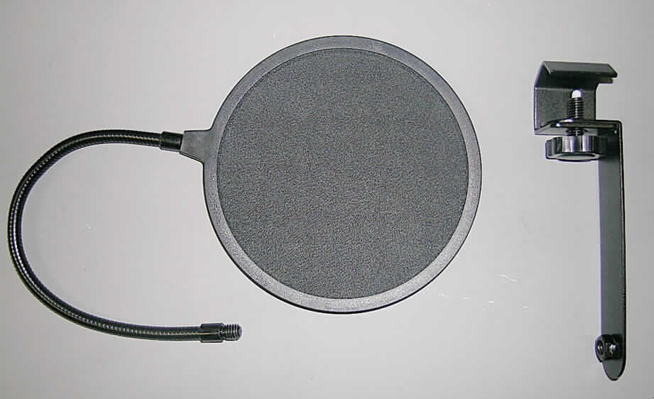 Andere konfektionierte Ware aus Spinnstoffen, sog. Plopkiller 23956, Art.Nr. 30 01 83, siehe Foto,
- aus undichten, 0,5 mm dicken, einfarbigen Gewirken aus laut Antrag Nylon (Polyamid -
  Chemiefasern),
- durch Zusammenkleben mit einem formgebenden, runden Kunststoffrahmen (Durchmesser 
  etwa 16 cm) konfektioniert,
- befestigt an einem 30 cm langen, biegsamen "Hals" aus unedlem Metall; mit einem
  Schraubgewinde am unteren Ende, mit dem die Ware in einem Metallarm zur Befestigung 
  fest verankert wird,
- wird an ein Stativ angeschraubt und vor einem Aufnahmemikrofon platziert, um sog. 
  Plopgeräusche zu verhindern,
- stellt sich nicht als Teil, sondern als Zubehör für ein Mikrofon dar, somit keine
  Einreihung in die Position 8518,
- im Hinblick auf die Verwendung verleihen die Gewirke der Ware ihren wesentlichen 
  Charakter.