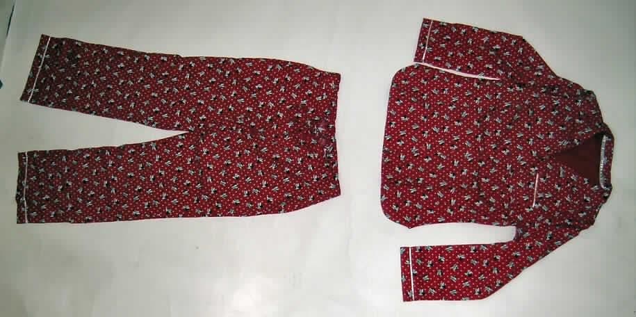 Schlafanzug für Frauen, sog. Pyjama, Order A 38390, Größe S, siehe Fotos 
- aus 0,6 mm dicken, bedruckten Geweben aus lt. Antrag 100 % Baumwolle,
- nach Schnitt (weit geschnitten), Ausstattung, Material und Farbe (Kopf von Minnie Mouse
  und Pünktchen in kleingemustertem Alloverdruck) erkennbar dazu bestimmt, ausschließlich
  oder im Wesentlichen als Nachtkleidung im Bett getragen zu werden,
- Oberteil: 
-- über die Taille reichend (Rückenlänge: 66 cm),
-- mit einem Reverskragen,
-- mit langen Ärmeln mit geraden Blenden, mit einem schmalen, kontrastfarbenen 
   Gewebeband verziert,
-- vorn mit einer durchgehenden Öffnung mit Knopfverschluss von rechts über links 
   (Frauenkleidung),
-- mit einer aufgesetzten Brusttasche, mit einem aufgenähten, kontrastfarbenen Gewebeband 
   verziert,
-- am unteren, leicht gerundeten Rand durch Umschlagen und Festnähen gesäumt,
- lange Hose:
-- in der Taille abschließend, mit einem teilweise elastischem Taillenbund mit einem 
   flachen Zugband,
-- ohne Öffnung und ohne Verschluss,
-- mit knöchellangen, weiten Hosenbeinen, mit geraden Abschlussblenden mit einem 
   schmalen, kontrastfarbenen Gewebeband verziert.