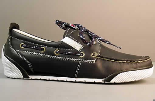 Freizeitschuhe, lt. Antrag Sportschuhe, siehe Foto,
- mit Laufsohlen aus (lt. Antrag) Kautschuk,
- mit Oberteil (geschlossenes Blatt) aus Leder,
- mit Verstärkungsteilen aus Kautschuk sowie Verzierungen aus Spinnstoff 
  und unedlem Metall (Zierösen),
- mit Schnürsenkelverschluss, mit nur zwei Ösenpaaren über dem Spann (gewährleisten
  nicht die für einen Trainingsschuh erforderliche Stabilität des Fußes im Schuh),
- ohne Metallschutz in der Vorderkappe,
- nicht den Knöchel bedeckend, 
- mit einer Länge der Innensohle von mehr als 24 cm,
- nicht als Männer- oder Frauenschuhe erkennbar,
- ohne Schutz in der Vorderkappe, der einer Prüfkraft von mindestens 100 Joule standhält, 
- nach der Gesamtkonzeption und Ausstattung, insbesondere aufgrund der 
  Verschlussgestaltung und der teilweise losen Verzierungen erkennbar nicht 
  für Sportzwecke.