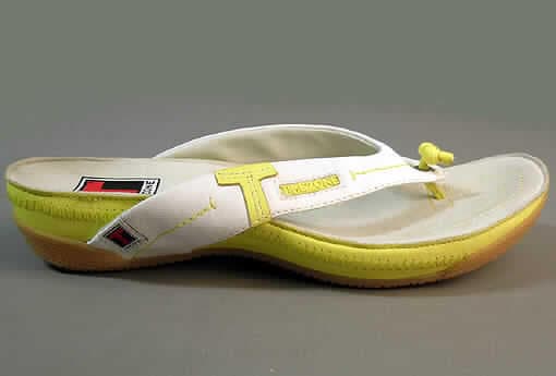 Sandalen mit Zehensteg, siehe Foto,
- mit Laufsohlen aus (lt. Antrag) Kautschuk,
- mit Oberteil aus einem Riemen und einem Steg aus Leder, 
- mit Verstärkungsteilen aus Leder und Zubehörteil aus unedlem Metall (Öse),
- mit Verzierungen aus Kunststoff und Spinnstoff,
- nicht den Knöchel bedeckend,
- mit einer größten Höhe des Absatzes (einschließlich der Sohle) von mehr als 3 cm,
- ohne Vorderkappe.