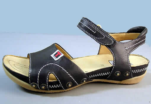 Sandalen, siehe Foto,
- mit Laufsohlen aus (lt. Antrag) Kautschuk, 
- mit Oberteil (offenes Blatt) aus Leder,
- mit Verzierungen aus Spinnstoff und Ziernieten aus unedlem Metall,
- mit Klettverschluss,
- nicht den Knöchel bedeckend, 
- mit einer Höhe des Absatzes (einschließlich der Sohle) von mehr als 3 cm,  
- ohne Vorderkappe.