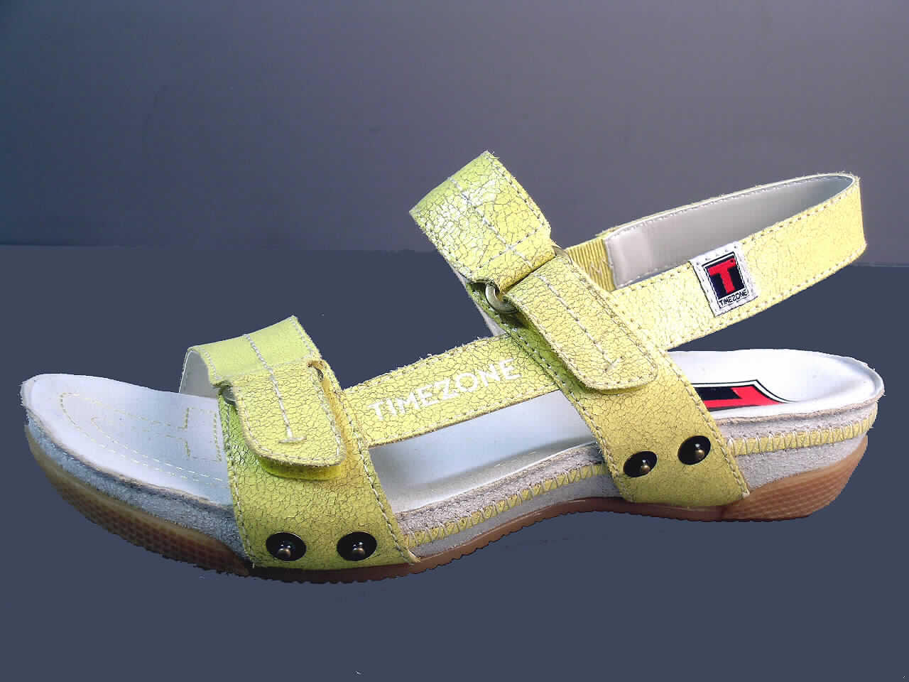 Sandalen, siehe Foto,
- mit Laufsohlen aus (lt. Antrag) Kautschuk, 
- mit Oberteil (offenes Blatt) aus Leder,
- mit Verzierungen aus Spinnstoff und Ziernieten aus unedlem Metall,
- mit Klettverschlüssen,
- nicht den Knöchel bedeckend, 
- mit einer Höhe des Absatzes (einschließlich der Sohle) von mehr als 3 cm,  
- ohne Vorderkappe.