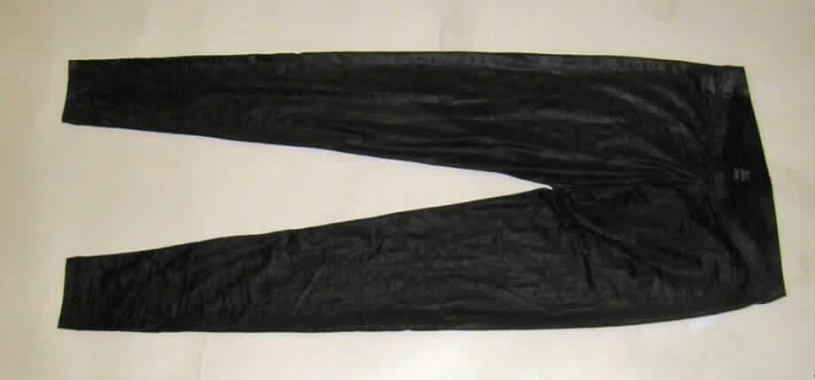 Lange Hose, sog. Leggings, Größe S, siehe Foto
- aus 0,3 mm dicken, einfarbigen, glänzenden Gewirken aus (Reptiloptik) lt. Antrag 92 % 
  Polyester und 8 % Spandex (Elastomergarn, beides synthetische Chemiefasern),
  Glanz und Muster durch Kalandern,
- in der Taille abschließend, mit einem elastischen Taillenbund, 
- ohne Öffnung und ohne Verschluss,
- ohne Hinweise, die auf den Trägerkreis schließen lassen (unisex),
- mit knöchellangen Hosenbeinen, 
- mit Nähten an den Innenseiten der Hosenbeine (u. a. deshalb keine Strumpfhose ohne
  Fußteil),
- an den Beinabschlüssen durch Umschlagen und Festnähen gesäumt,
- kann ohne ein weiteres, den Unterkörper bedeckendes Kleidungsstück als lange Hose
  getragen werden (somit keine Unterhose der Position 6108).