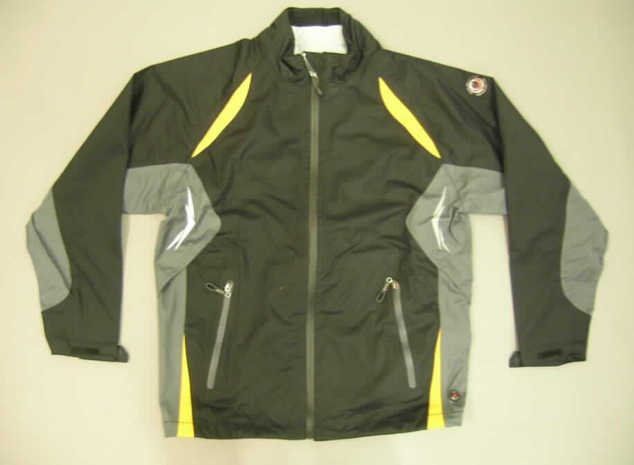 Blouson aus Gewirken, sog. Funktionsjacke mit Stehkragen "Muzio", Größe L
- aus verschiedenen, einfarbigen, 1,0 mm dicken, dreilagigen Flächenerzeugnissen mit 
  Außen- und Innenlage aus einfarbigen Gewirken und einer Zwischenlage aus Kunststoff,
  die im Querschnitt mit bloßem Auge nicht wahrnehmbar ist (nicht aus Meterware der 
  Position 5903 und damit keine Kleidung der Position 6113),
- alle Gewirke aus laut Antrag 100 % Polyester (synthetische Chemiefasern),
- über den Schritt reichend (Rückenlänge: 75 cm),
- vorn mit einer durchgehenden Öffnung, mit einem Reißverschluss,
- an der Kragenspitze mit einer kurzen Überlappung von links über rechts (Männerkleidung),
- mit langen Ärmeln, die über den unteren Rand des Kleidungsstücks hinausreichen, an
  den Ärmelenden mit Klettverschlussriegel zu verengen,
- vorn mit zwei eingesetzten Taschen mit Reißverschluss unterhalb der Taille,
- am unteren Rand mit einem Tunnelzug zu verengen, 
- das Kleidungsstück erfüllt nach Schnitt und Ausstattung die Voraussetzungen zur 
  Einreihung als Blouson, somit keine Jacke der Position 6104.