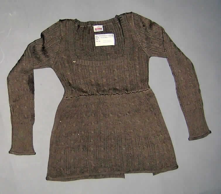 Pullover, sog. Damen Pullover, Artikel TKI082006261528, Größe 38/40, siehe Foto,
- aus ca. 3 mm dicken, einfarbigen Gewirken aus lt. Antrag 50% Baumwolle und
  50% Polyacryl (synthetische Chemiefasern),
- über die Taille reichend (Rückenlänge: 66 cm),
- mit einem tiefen, annähernd rechteckigen Ausschnitt,
- ohne Öffnung und ohne Verschluss,
- ohne Merkmale, die auf einen bestimmten Trägerkreis hinweisen (unisex),
- mit langen Ärmeln,
- am unteren Rand abgepasst gewirkt.