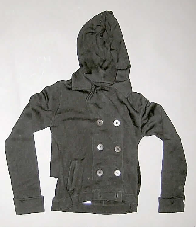 Jacke für Frauen, sog. Damenstrickjacke, Größe 38/40, siehe Foto,
- aus 2 mm dicken, einfarbigen Gewirken aus lt. Antrag 50% Baumwolle und
  50% Acryl (synthetische Chemiefasern),
- ungefüttert,
- über die Taille reichend (Rückenlänge: 57 cm),
- mit einem Reverskragen und einer Kapuze,
- in Längsbahnen sowie mit einem Rückensattel gearbeitet, 
- vorn mit einer durchgehenden Öffnung mit einem zweireihigen Knopfverschluss
  von rechts über links (Frauenkleidung)
- mit langen Ärmeln; an den Ärmelenden umgeschlagen und festgenäht,
- mit zwei eingesetzten Taschen unterhalb der Taille,
- am unteren Rand mit einem angesetzten Bund,
- kennzeichnet sich aufgrund des allgemeinen Aussehens und der Ausstattung
  (u.a. zweireihiger Knopfverschluss mit breitem Untertritt, Rückensattel und
  Bahnenschnitt) als Jacke (daher kein Kleidungsstück der Position 6110),
- wird üblicherweise nicht über jeder anderen Kleidung getragen, somit auch
  kein Kleidungsstück der Position 6102.