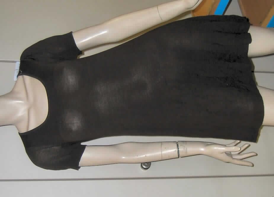 Kleid für Frauen, Art. RF-082-SF-SO-01, Größe S, siehe Foto
- aus 0,8 mm und 1,9 mm dicken, einfarbigen Gewirken aus lt. Antrag 95 % Viskose
  (künstliche Chemiefasern) und 5 % Nylon (synthetische Chemiefasern); die unter-
  schiedliche Gewirkedicke ergibt sich aus den unterschiedlichen Strickmustern,
- fast bis zum halben Oberschenkel reichend (Rückenlänge in getragenem Zustand: 82 cm);
  kann aufgrund der Länge ohne ein weiteres, den Unterkörper bedeckendes Kleidungsstück 
  (Rock oder Hose) getragen werden, somit keine Ware der Position 6109,
- mit einem runden, leicht halsfernen Halsausschnitt,
- ohne Öffnung und ohne Verschluss,
- mit kurzen Ärmeln, 
- an den Ärmelenden und am unteren, geraden Rand abgepasst gewirkt.