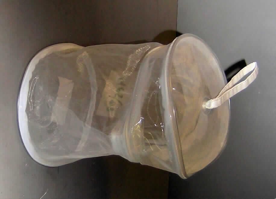 Anderes Behältnis, Toilettentasche (Art.-Nr. KS-0280), siehe Foto, 
- mit einer Außenseite aus Spinnstoffen (Organza), 
- mit einer Trageschlaufe auf der Oberseite ausgestattet, 
- zylinderförmig, mit einem Durchmesser von ca. 14,5 cm und einer Höhe von ca. 18 cm, 
- mit einem umlaufenden Reißverschluss zu öffnen, 
- oben und unten mit einer Stoßkanten ausgestattet, 
- innen vollständig mit einer wasserdichten, klarsichtigen Kunststofffolie ausgekleidet, 
  ansonsten ohne weitere Inneneinteilung, 
- augenscheinlich nicht handgearbeitet.