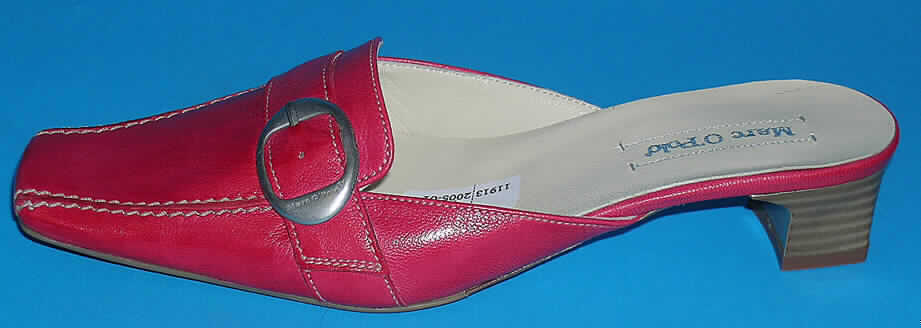 Freizeitschuhe für Frauen, siehe Photographie)
- mit Laufsohlen aus (lt. Antrag) Kautschuk (Stoff der Laufsohle, der den größten Teil der 
  Berührungsfläche mit dem Boden bildet) und Leder,
- mit Oberteil (geschlossenes Blatt) aus Leder,
- ohne Metallschutz in der Vorderkappe,
- nicht den Knöchel bedeckend,
- mit einer Länge der Innensohle von mehr als 24 cm,
- mit Absatz aus (lt. Antrag) Kunststoff.