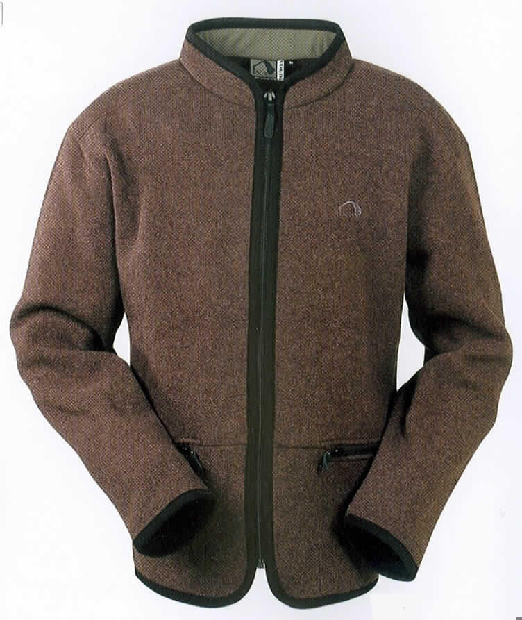 Windjackenähnliches Kleidungsstück, sog. Devon Jacket, Art.-Nr. 8685, Größe L, siehe Foto,
- aus 3,0 mm dicken, zweilagigen, durch Kleben miteinander verbundenen Flächenerzeugnis-
  sen; Außenlage (charakterbestimmend) aus 1,9 mm dicken, melierten Gewirken aus lt. 
  Textiletikett 52% Wolle, 35% Polyester und 13% Polyamid (beides synth. Chemiefasern); 
  Innenlage aus 1,1, mm dicken, dichten, einfarbigen, einseitig gerauten Gewirken aus lt.
  ergänzenden Antragsangaben 100 % synth. Chemiefasern; ungefüttert,
- mit einem halsnahen Stehkragen;
- vorn mit durchgehender Öffnung mit Reißverschluss ohne Überlappung (unisex),
- mit langen Ärmeln; etwa bis zum Schritt reichend (Rückenlänge: 70 cm); 
- mit zwei eingesetzten Taschen unterhalb der Taille,
- an den Rändern mit kontrastfarbenen Gewirkestreifen eingefasst, 
- wird als äußerstes Kleidungsstück über jeder anderen Bekleidung getragen und bietet einen 
  bedingten Schutz gegen das Wetter, daher keine Jacke der Pos. 6104 und keine Strick- 
  jacke der Pos. 6110.