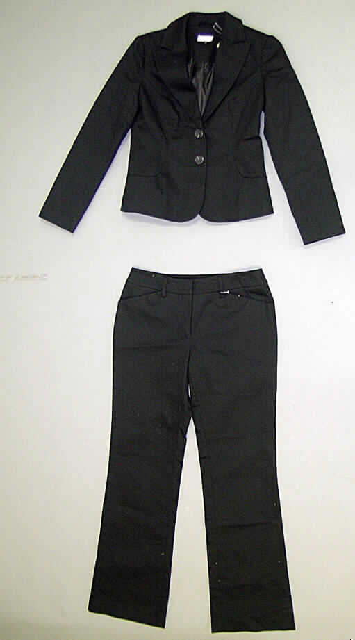 Kostüm (Hosenanzug) für Frauen, bestehend aus einer Jacke (Blazer) und einer langen Hose,
sog. Damenkostüm, Espco # 229200+229199, Größe 36, siehe beigefügtes Foto,
- aus 0,7 mm dicken, einfarbigen Geweben aus lt. Antrag 97 % Baumwolle 3 % Elasthan 
  (Elastomergarn / synthetische Chemiefasern),
- vollständig aus ein und demselben Flächenerzeugnis hergestellt und gleich in Struktur, Stil, 
  stofflicher Zusammensetzung, Farbe und Größe,
- gemeinsam in einem Polybeutel in Aufmachung für den Einzelverkauf aufgemacht,
- erfüllt die Voraussetzungen zur Einreihung als Kostüm (Hosenanzug) der Unterposition
  6204 1200, daher keine Kombination der Unterposition 6204 2280,
- Jacke: 
-- über die Taille reichend (Rückenlänge: 57 cm), 
-- mit einem Reverskragen, 
-- vorn mit einer durchgehenden Öffnung mit Knopfverschluss von rechts über links
   (Frauenkleidung),
-- mit langen Ärmeln, 
-- mit zwei eingesetzten, offenen Taschen unterhalb der Taille,
-- in acht Bahnen gearbeitet, tailliert und körpernah geschnitten,
-- mit einem leichten Taftfutter ausgestattet,
-- am unteren Rand gesäumt,
- lange Hose:
-- in der Taille abschließend, mit einem angesetzten Bund mit Gürtelschlaufen,
-- ungefüttert,
-- vorn mit einer Öffnung mit einem bis zum Bund reichenden Reißverschluss, mit Patte; am
   Bund mit Knopf und Hakenverschluss von rechts über links (Frauenkleidung),
-- vorn mit zwei eingesetzten, offenen Taschen und zwei eingesetzten Gesäßtaschen,
-- mit knöchellangen Hosenbeinen,
-- an den Beinabschlüssen durch Umschlagen und Festnähen gesäumt.