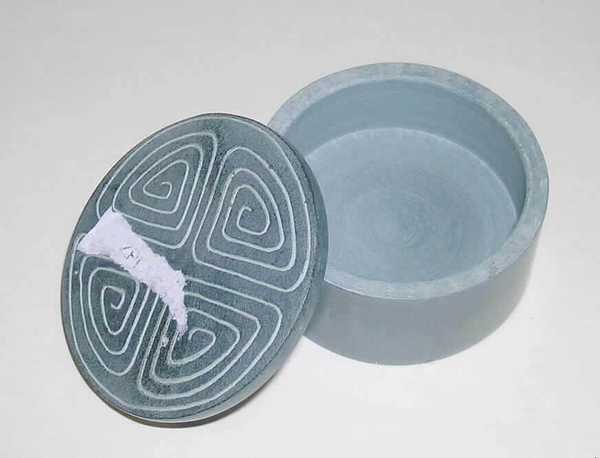 Ware aus bearbeitetem Speckstein (Steatit), sog. Dose aus Speckstein, siehe Foto, 
- runde Dose mit Deckel,
- ca. 3 cm hoch (mit Deckel) und mit einem Durchmesser von ca. 6,5 cm,
- weitergehend bearbeitet,
- - geschliffen und poliert, mit eingekerbtem, geometrischem Muster auf dem Deckel, 
- ohne Bildhauerarbeit,
- mit einem Eigengewicht von weniger als 1 kg,
- augenscheinlich nicht handgearbeitet,
- zur Verwendung als Schmuck- oder Zierdose.