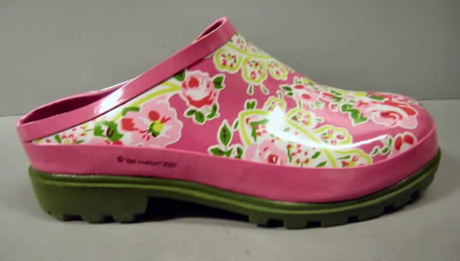 Wasserdichte Schuhe, sog. Clogs, siehe Foto,
- mit Laufsohlen und Oberteil (geschlossenes Blatt) aus (lt. Antrag) Kunststoff, nicht durch
  Nähen, Nieten, Nageln, Schrauben, Stecken oder ähnliche Verfahren
  zusammengefügt,
- ohne Metallschutz in der Vorderkappe
- nicht den Knöchel bedeckend,
- mit offener Ferse,
- mit einem ca. 3 cm hochgezogenen Rand an den Seiten und im Fersenbereich