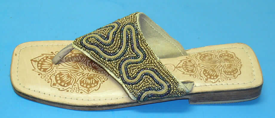 Zehenstegsandalen (lt. Antrag. Damenschuhe), siehe Foto,
- mit Laufsohlen aus (lt. Antrag) Leder (den größten Teil der Berührungsfläche mit dem
  Boden bildend) und Kautschuk,
- mit einem Oberteil aus Spinnstoffen (Applikationsstickerei mit aufgenähten Perlen und einer
  Borte aus gewickeltem Draht; den größten Teil der Außenfläche bildend; ca. 4 cm breites
  Band) und aus Leder (Zehensteg),
- mit Verstärkungsteil aus Kunststoff (am Zehensteg).