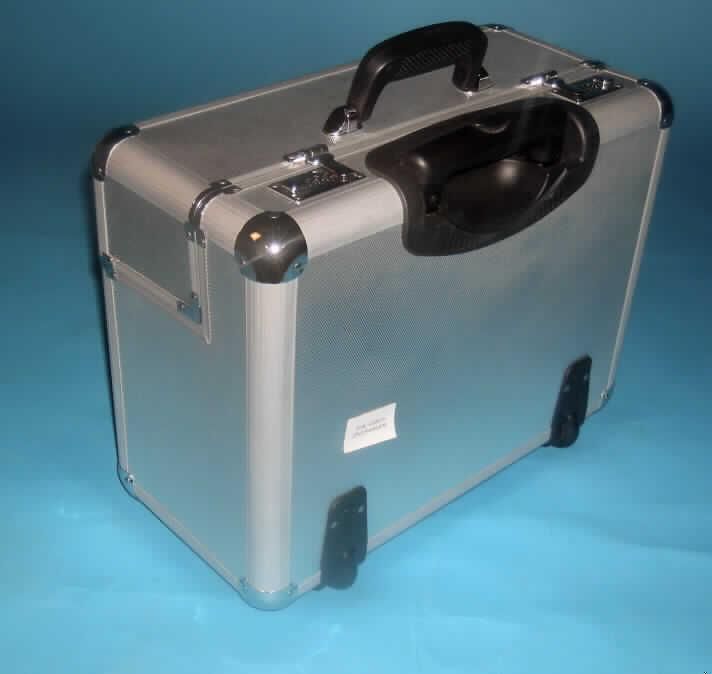 Aktenkoffer mit Trolleyfunktion, sog. Pilotenkoffer, Art.-Nr. 880673, siehe Foto, 
- mit einer Außenseite aus noppenartig geprägtem Aluminium, welches auf einer Unter- 
  konstruktion aus entsprechend zugeschnittenen Faserplatten aufgebracht ist, 
- mit einem Rahmen aus Aluminium und Eckverstärkungen aus unedlem Metall, 
- mit einem Handtragegriff aus Kunststoff an der Oberseite, 
- oben mit zwei Klappverschlüssen, die mit Zahlenschlössern zu verschließen sind,
- am Boden mit zwei Standfüßen und zwei Rollen aus Kunststoff, oben mit einem Teleskop- 
  griff ausgestattet, 
- mit einem geteilten Kofferdeckel, der einseitig aufklappbar ist, 
- innen mit einem großen Hauptfach, mit zwei erweiterbaren Einsteckfächern und mit 
  diversen Fächern für Stifte, Visitenkarten usw., gefüttert 
- mit den Abmessungen von ca. 46,5 (L) x 22 (B) x 36 (H) cm.