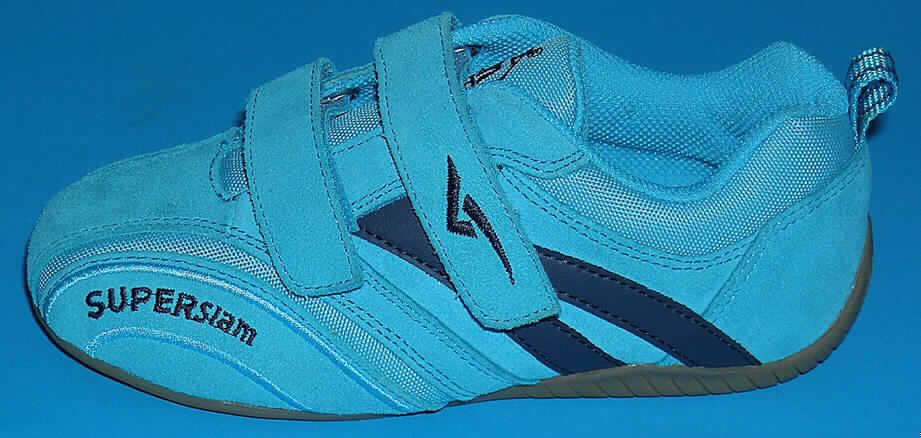 Trainingsschuhe für Kinder (lt. Antrag: Kinderkletthalbschuhe, Art.-Nr. 442010, siehe Foto, 
- mit Laufsohlen aus (lt. Antrag) Kunststoff, 
- mit Oberteil (geschlossenes Blatt) aus Leder (den größten Teil der Außenfläche bildend), 
  und Spinnstoff, 
- auf das Oberteil sind an mehreren Stellen Stücke aus Kunststoff (Spinnstofferzeugnis mit 
  einer mit bloßem Auge wahrnehmbaren Außenschicht aus Kunststoff) als Verstärkungsteile 
  aufgesetzt, 
- nicht mit Dornen, Krampen, Klammern, Stollen oder ähnlichen Vorrichtungen versehen 
  oder für deren Anbringung hergerichtet (keine Sportschuhe), 
- ohne Metallschutz in der Vorderkappe, 
- nicht knöchelbedeckend, 
- mit einer Länge der Innensohle von weniger als 24 cm, 
- mit einem cif-Preis je Paar (lt. Antrag) von weniger als 9 Euro.