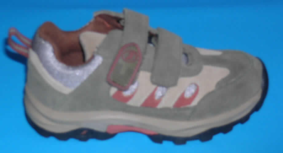 Trainingsschuhe für Kinder (lt. Antrag: Kinderkletthalbschuhe, Art.-Nr. 441041), siehe Foto, 
- mit Laufsohlen aus (lt. Antrag) Kunststoff, 
- mit Oberteil (geschlossenes Blatt) aus Leder (größte Teil der Außenfläche bildend) und 
  Spinnstoff, 
- mit zwei Klettverschlüssen zu schließen, 
- nicht mit Dornen, Krampen, Klammern, Stollen oder ähnlichen Vorrichtungen versehen 
  oder für deren Anbringung hergerichtet (keine Sportschuhe), 
- ohne Metallschutz in der Vorderkappe, 
- nicht den Knöchel bedeckend, 
- mit einer Länge der Innensohle von weniger als 24 cm, 
- mit einem cif-Preis je Paar (lt. Antrag) von weniger als 9 Euro.