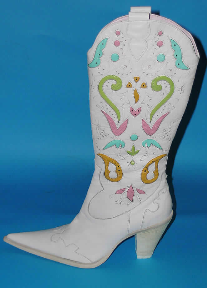 Freizeitstiefel (sog. Cowboystiefel), siehe Foto, 
- mit Laufsohlen aus Kunststoff, 
- mit Oberteil (geschlossenes Blatt) aus Leder (den größten Teil der Außenfläche bildend) 
  und Kunststoff (Spinnstofferzeugnis mit einer mit bloßem Auge wahrnehmbaren Außen- 
  schicht aus Kunststoff), 
- mit Verstärkungsteilen aus Leder, 
- mit einem Reißverschluss ausgestattet, 
- ohne Metallschutz in der Vorderkappe, 
- den Knöchel, jedoch nicht die Wade bedeckend (Schafthöhe: ca. 27 cm), 
- mit einer Länge der Innensohle von mehr als  24 cm, 
- für Frauen, 
- nach Ausstattung und Form nicht für Sportzwecke geeignet.