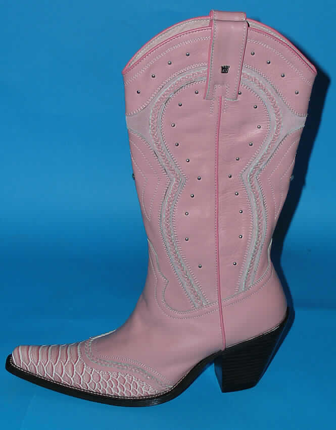 Freizeitstiefel (sog. Cowboystiefel), siehe Foto, 
- mit Laufsohlen aus Kunststoff, 
- mit Oberteil (geschlossenes Blatt) aus Leder (den größten Teil der Außenfläche bildend) 
  und Kunststoff (Spinnstofferzeugnis mit einer mit bloßem Auge wahrnehmbaren Außen- 
  schicht aus Kunststoff), 
- mit Verzierungen aus Leder und Nieten aus Metall, 
- mit einem Reißverschluss ausgestattet, 
- ohne Metallschutz in der Vorderkappe, 
- den Knöchel, jedoch nicht die Wade bedeckend (Schafthöhe: ca. 24 cm), 
- mit einer Länge der Innensohle von mehr als 24 cm, 
- für Frauen, 
- nach Ausstattung und Form nicht für Sportzwecke geeignet.