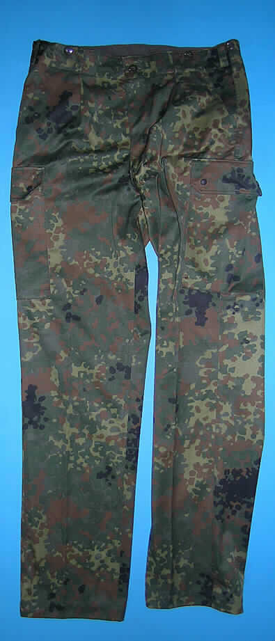 Lange Hose (Arbeitshose) für Männer, sog. Feldhose, TL 8415-0232/Ausgabe 6, in Erwach- 
senengröße, siehe Foto,
- aus 0,5 mm dicken, festen, mit Tarnmuster bedruckten Geweben aus lt. Antrag 65 % 
  Baumwolle und 35 % Polyester (synthetische Chemiefasern); ungefüttert; weit geschnitten,
- in der Taille abschließend; im Taillenbund mit Wäscheknöpfen, an denen Hosenträger be- 
  festigt werden können; vorn mit Öffnung mit Reißverschluss und Patte von links auf rechts 
  (Männerkleidung),
- der Bund ist nicht angesetzt, sondern nur umgeschlagen und mit einem Gewebezuschnitt
  verstärkt; die Nähte sind als Kappnähte gearbeitet, mit Gürtelschlaufen,
- mit zwei eingesetzten Seitentaschen, einer eingesetzten Gesäßtasche und zwei weiteren 
  Taschen an den Beinen, die mit zu knöpfenden Patten ausgestattet sind,
- mit langen Hosenbeinen, an den Beinabschlüssen gesäumt,
- lässt aufgrund des strapazierfähigen Materials, des zweckbestimmten Zuschnitts und der 
  einfachen Ausstattung erkennen, dass sie dazu bestimmt ist, ausschließlich oder haupt- 
  sächlich bei der Ausübung einer beruflichen Tätigkeit getragen zu werden.