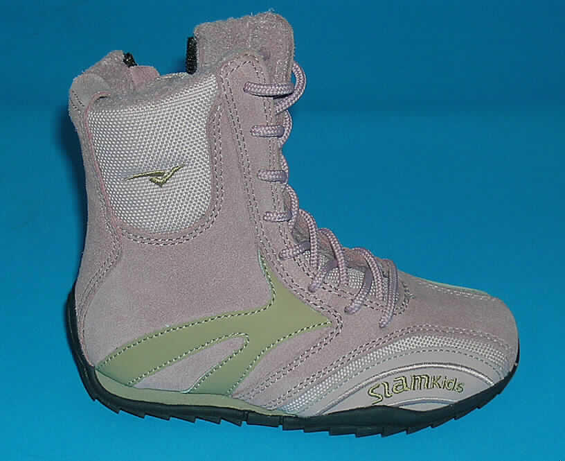 Freizeitschuhe, Stiefel für Kinder (lt. Antrag Kinderstiefelette, Art.-Nr. 352003), siehe Foto, 
- mit Laufsohlen aus (lt. Antrag) Kunststoff, 
- mit Oberteil (geschlossenes Blatt) aus Leder (den größten Teil der Außenfläche bildend), 
  Spinnnstoff und Kunststoff (Spinnstoff mit einer mit bloßem Auge wahrnehmbaren Außen- 
  schicht aus Kunststoff), 
- auf das Oberteil sind an mehreren Stellen Stücke aus Kunststoff und Leder als Verstärk- 
  ungsteile aufgesetzt, 
- ohne Metallschutz in der Vorderkappe, 
- den Knöchel, jedoch nicht die Wade bedeckend (nicht über die dickste Stelle der Wade 
  hinausreichend), 
- mit einer Länge der Innensohle von weniger als 24 cm, 
- nach der Konzeption und Ausstattung (Innenfutter) nicht für eine sportliche Betätigung ge- 
  eignet.