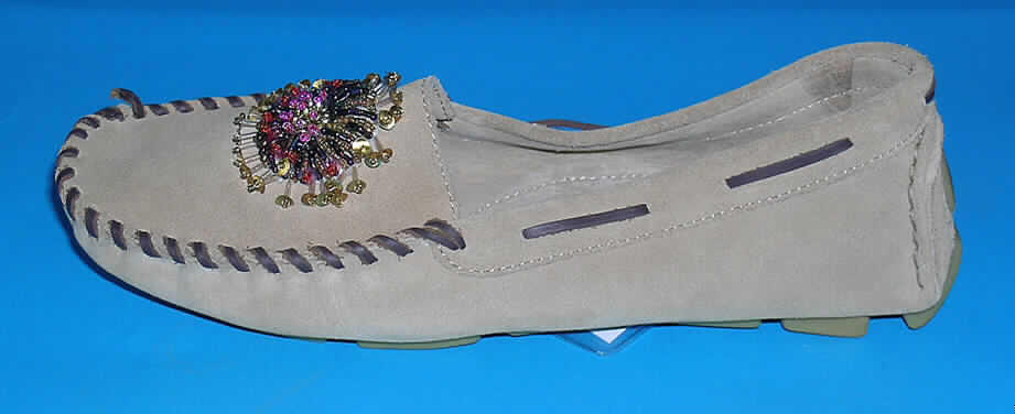Freizeitschuhe (lt. Antrag Damen-Mokassin, Art.-Nr. S06ID528, 51058), siehe Foto, 
- mit Oberteil aus Leder (geschlossenes Blatt), 
- mit Laufsohlen aus (lt. Antrag) Kunststoff, 
- mit einer Verzierung auf dem Spann (stilisierte Blume aus Glaspailletten), 
- ohne Metallschutz in der Vorderkappe, 
- nicht den Knöchel bedeckend, 
- mit einer Länge der Innensohle von mehr als 24 cm, 
- für Frauen, 
- nicht für Sportzwecke geeignet.