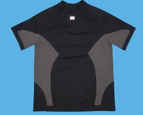 Unterziehpulli, sog. EKG Short Sleeve Crew, Größe M, Style 3813, s. beigefügtes Foto,
- aus bis 0,8 mm dicken, leichten, buntgewirkten, feinmaschigen Gewirken aus lt. Antrag 
  65 % Polyester, 30 % Polyamid und 5 % Elasthan (synthetische Chemiefasern); mit mehr 
  als 12 Maschen je linearen Zentimeter in jeder Richtung,
- über die Taille reichend (Rückenlänge: 61 cm),
- mit enganliegendem Stehkragen,
- ohne Öffnung und ohne Verschluss,
- mit kurzen, enganliegenden Ärmeln, an den Abschlüssen durch Umschlagen und Fest-
  nähen gesäumt,
- enganliegend gearbeitet (Brustumfang: 88 cm),
- am unteren Rand durch Umschlagen und Festnähen gesäumt,
- erfüllt aufgrund des Schnitts und der Materialbeschaffenheit die Voraussetzungen zur 
  Einreihung als Unterziehpulli.