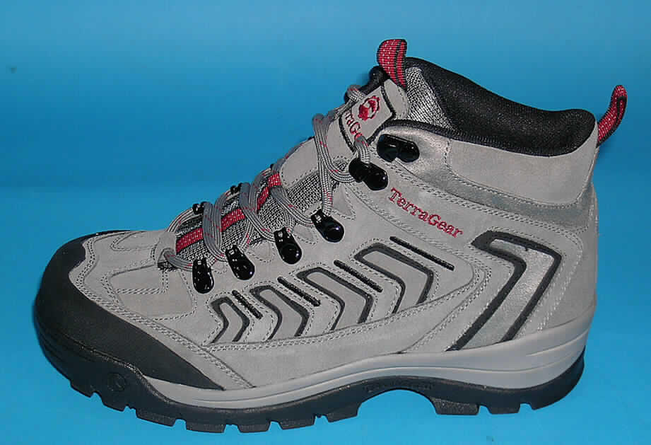Freizeitschuhe, Wanderschuhe (lt. Antrag Nebraska), siehe Foto, 
- mit Laufsohlen aus (lt. Antrag) Kunststoff, 
- mit Oberteil (geschlossenes Blatt) aus Leder (den größten Teil der Außenfläche bildend), 
  Spinnstoff und Kunststoff (Spinnstofferzeugnis mit einer mit bloßem Auge wahrnehmbaren 
  Außenschicht aus Kunststoff), 
- mit Verstärkungsteilen aus Leder und Kunststoff, 
- mit Schnürsenkelverschluss (u.a. abstehenden Metallhaken), 
- ohne Metallschutz in der Vorderkappe, 
- den Knöchel, jedoch nicht die Wade bedeckend (nicht über die dickste Stelle der Wade 
  hinausreichend), 
- mit einer Länge der Innensohle von mehr als 24 cm, 
- nicht als Männer- oder Frauenschuhe erkennbar, 
- aufgrund des äußeren Erscheinungsbildes, der stark profilierten Sohle und der abstehenden 
  Metallhaken für Freizeitaktivitäten (z. B. Wandern), jedoch nicht für Sportzwecke geeignet.