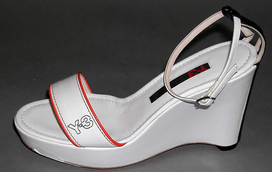 Freizeitschuhe für Frauen; lt. Antrag: Damenschuh - siehe Bild
- mit Laufsohlen aus Leder (den größten Teil der Berührungsfläche mit dem Boden bildend) 
  und Kunststoff (am Absatz)
- mit Oberteil aus Leder (lt. Antrag)
- nicht den Knöchel bedeckend
- nicht mit geschlossenem Blatt
- mit einer größten Höhe des Absatzes (einschließlich der Sohle) von mehr als 3 cm