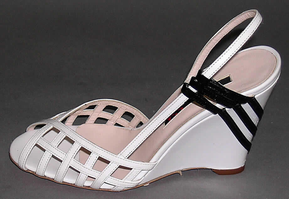 Freizeitschuhe für Frauen; lt. Antrag: Damenschuh - siehe Bild
- mit Laufsohlen aus Leder (den größten Teil der Berührungsfläche mit dem Boden bildend) 
  und Kunststoff
- mit Oberteil aus Leder (lt. Antrag)
- nicht den Knöchel bedeckend
- nicht mit geschlossenem Blatt
- mit einer größten Höhe des Absatzes (einschließlich der Sohle) von mehr als 3 cm.