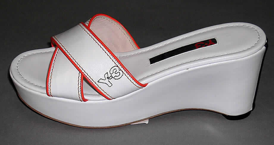 Freizeitschuhe für Frauen; Damenschuh - siehe Bild
- mit Laufsohlen aus Leder (den größten Teil der Berührungsfläche mit dem Boden bildend)
  und Kunststoff
- mit Oberteil aus Leder (lt. Antrag)
- nicht den Knöchel bedeckend
- nicht mit geschlossenem Blatt
- mit einer größten Höhe des Absatzes (einschließlich der Sohle) von mehr als 3 cm