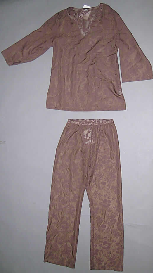 Kombination (Bluse und lange Hose), sog. zweiteilige Zusammenstellung, Größe 38, siehe Fotos,
- in gemeinsamer Aufmachung für den Einzelverkauf, 
- aus 0,4 mm dicken, einfarbigen, musterbildend gewebten und leicht transparenten Geweben 
  aus lt. Antrag 58% Baumwolle und 42% Polyester (synthetische Chemiefasern),
- vollständig aus ein und demselben Flächenerzeugnis hergestellt; gleich in Struktur, Stil, 
  stofflicher Zusammensetzung, Farbe und Größe,
- auf der Bluse mit einer aufgebrachten Verzierung (Pailletten) von geringem Umfang, die sich 
  auf der Hose nicht wiederholt,
- ohne Merkmale, die auf einen bestimmten Trägerkreis (Mann oder Frau) hinweisen (unisex),
- Bluse: 
  -- über den Schritt reichend (Rückenlänge: 75 cm),
  -- mit einem runden Halsausschnitt, vorn mit einer V-förmigen Einkerbung; am Rand von 
     Ausschnitt und Einkerbung mit aufgenähten Pailletten aus Kunststoff verziert,
  -- ohne Öffnung und ohne Verschluss, 
  -- mit 3/4-langen, weiten Ärmeln; an den Abschlüssen mit 15 cm hoch reichenden Schlitzen,
  -- ungefüttert; weit geschnitten,
  -- alle Ränder durch Umschlagen und Festnähen gesäumt,
  -- am unteren Rand mit 18 cm hoch reichenden Seitenschlitzen ausgestattet,
- lange Hose: 
  -- in der Taille abschließend, mit einem elastischen Taillenbund,
  -- ohne Öffnung und ohne Verschluss,
  -- mit knöchellangen Hosenbeinen,
  -- an den Beinabschlüssen durch Umschlagen und Festnähen gesäumt.