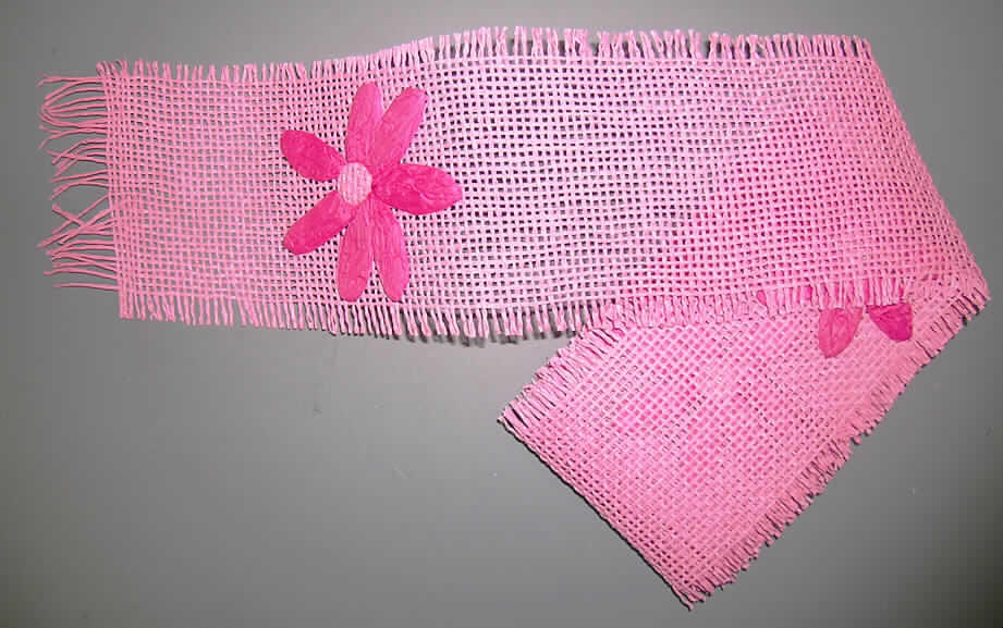 Ware zur Innenausstattung (Tischband), sog. Schmuckband in Rose, siehe Foto,
- aus 2,0 mm dicken, einfarbigen Geweben aus Papiergarnen der Position 5308;
  die Garne wurden durch Falten und Drehen von Papierstreifen um deren    
  Längsachse hergestellt, somit keine Ware des Kapitels 48 und des Kapitels 46,
- mit einer Länge von 205 cm und einer Breite von ca. 12 cm,
- nicht gesäumt, 
- im Abstand von ca. 25 cm bis 30 cm mit aufgeklebten "Blüten" aus Papier verziert
  (durch Kleben konfektioniert),
- wird lt. ergänzenden Antragsangaben auf langen Tischen zur Tischdekoration
  verwendet,
- wird insbesondere wegen der Art des Gewebes üblicherweise nicht gewaschen und 
  kennzeichnet sich aufgrund des Verwendungszwecks und der Ausstattung als Ware
  zur Innenausstattung (somit keine Tischwäsche der Position 6302 und auch keine
  Ware der Position 6307).