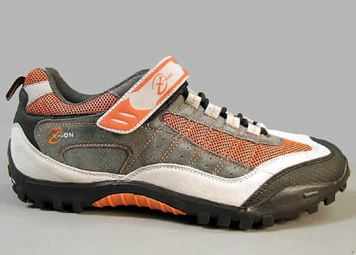Sportschuhe, lt. Antrag "Herren Fahrradschuh Art. 1052 C", siehe Foto,
- mit Laufsohlen (lt. Antrag) aus Kunststoff,
- mit Oberteil aus Leder (den größten Teil der Außenfläche bildend), Kunststoff (Spinnstoff 
  mit einer mit bloßem Auge wahrnehmbaren Außenschicht aus Kunststoff) und Spinnstoff,
- mit einem Schnürsenkelverschluss und einem Klettbandverschluss über dem Spann,
- zur Verwendung als Radsportschuh vorgesehen aufgrund
-- der steifen, nicht biegsamen Laufsohle,
-- der in der Laufsohle (nach Entfernung eines 3,5 x 6,5 cm großen Bereichs der  
   Laufsohle sichtbaren) zum Anschrauben einer Pedalplatte zum Festklemmen des Schuhs 
   an das Fahrradpedal.