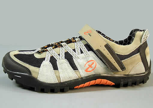 Sportschuhe, lt. Antrag "Herren Fahrradschuh Art. 1052 B", siehe Foto,
- mit Laufsohlen aus Kunststoff,
- mit Oberteil aus Leder (den größten Teil der Außenfläche bildend), Kunststoff (Spinnstoff 
  mit einer mit bloßem Auge wahrnehmbaren Außenschicht aus Kunststoff) und Spinnstoff,
- mit einem Schnürsenkelverschluss und einem Klettbandverschluss über dem Spann,
- mit Verstärkungsteilen aus Leder und aus Kunststoff,
- zur Verwendung als Radsportschuh vorgesehen aufgrund
-- der steifen, nicht biegsamen Laufsohle,
-- der in der Laufsohle (nach Entfernung eines 3,5 x 6,5 cm großen Bereichs der  
   Laufsohle sichtbaren) eingelassenen Vorrichtung zum Anschrauben einer Pedalplatte 
   zum Festklemmen des Schuhs an das Fahrradpedal.