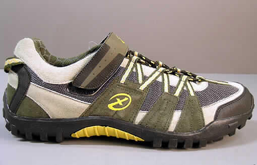 Sportschuhe, lt. Antrag "Herren Fahrradschuh Art. 1052 A", siehe Foto,
- mit Laufsohlen aus Kunststoff,
- mit Oberteil aus Leder (den größten Teil der Außenfläche bildend), Kunststoff (Spinnstoff 
  mit einer mit bloßem Auge wahrnehmbaren Außenschicht aus Kunststoff) und Spinnstoff,
- mit einem Schnürsenkelverschluss und einem Klettbandverschluss über dem Spann,
- mit Verstärkungsteilen aus Leder und aus Kunststoff,
- zur Verwendung als Radsportschuh vorgesehen aufgrund
-- der steifen, nicht biegsamen Laufsohle,
-- der in der Laufsohle (nach Entfernung eines 3,5 x 6,5 cm großen Bereichs der  
   Laufsohle sichtbaren) eingelassenen Vorrichtung zum Anschrauben einer Pedalplatte 
   zum Festklemmen des Schuhs an das Fahrradpedal.