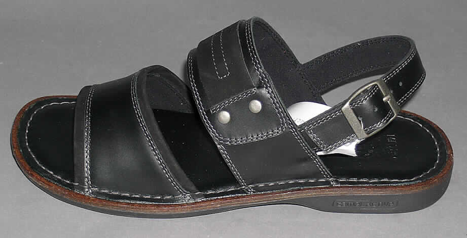 Freizeitsandalen (siehe Foto)
- mit Laufsohlen aus (lt. ergänzenden Antragsangaben) Kautschuk,
- mit Oberteil (nicht geschlossenes Blatt) aus Leder,
- auf das Oberteil sind an mehreren Stellen Stücke aus Leder als Verstärkungsteile
  aufgesetzt,
- ohne Metallschutz in der Vorderkappe,
- nicht den Knöchel bedeckend,
- mit einem Absatz (ausschließlich der Sohle) von weniger als 3 cm,
- mit einer Länge der Innensohle von mehr als 24 cm,
- nicht als Männer- oder Frauenschuhe erkennbar,
- mit einer Fersenspange