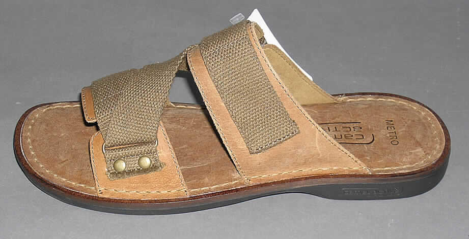 Freizeitschuhe  (Pantolette, siehe Foto)
- mit Laufsohlen aus (lt. ergänzenden Antragsangaben) Kautschuk,
- mit Oberteil (nicht geschlossenes Blatt) aus Leder,
- ohne Metallschutz in der Vorderkappe,
- nicht den Knöchel bedeckend,
- mit einem Absatz, ausschließlich der Sohle von weniger als 3 cm,
- mit einer Länge der Innensohle von mehr als 24 cm,
- nicht als Männer- oder Frauenschuhe erkennbar,
- mit einem diagonal über den Spann verlaufenden Klettverschlus