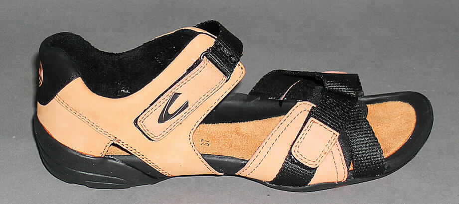 Freizeitsandalen (siehe Foto)
- mit Laufsohlen aus (lt. ergänzenden Antragsangaben) Kautschuk,
- mit Oberteil (nicht geschlossenes Blatt) aus Leder
  (den größten Teil der Außenfläche bildend) und Spinnstoff,
- auf das Oberteil ist im seitlichen Fußbereich ein Stück aus Leder als Verstärkungsteil 
  aufgesetzt,
- ohne Metallschutz in der Vorderkappe,
- nicht den Knöchel bedeckend,
- ohne Absatz,
- mit einer Länge der Innensohle von mehr als 24 cm,
- nicht als Männer- oder Frauenschuhe erkennbar,
- mit zwei Klettverschlüssen versehen