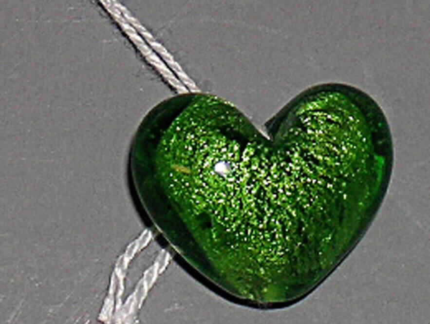 Glasperle, Herz Argento Glas, Art.-Nr. 76025, siehe Foto, 
- massive Perle aus vollständig durchbohrtem Glas, 
- herzförmig, grün, mit den Abmessungen von ca. 2 (B) x 2 (H) x 1 (T) cm, 
- nicht geschliffen und mechanisch poliert, da die Perlen weder glatte und scharfkantig abge- 
  grenzte Schleifflächen (Facetten) noch einen geschliffenen Lochrand aufweisen, 
- keine Nachahmung von echten Perlen, Zuchtperlen, Edel-, oder Schmucksteinen, 
- zum Herstellen von Halsketten u.ä. bestimmt, 
- lt. Anmeldung in verschiedenen Formen und Farben (12 tlg. Netz, alle durchbohrt), 
- augenscheinlich nicht handgearbeitet.