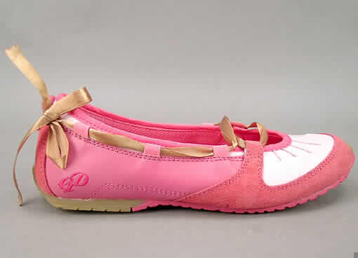 Freizeitschuhe (lt. Antrag Damen-Fashionschuhe "Candice", Art.-Nr. 12649), siehe Foto, 
- mit Laufsohlen aus Kunststoff, 
- mit Oberteil (geschlossenes Blatt) aus Leder (größter Teil der Außenfläche bildend) und 
  Spinnstoff, 
- am oberen Rand mit einem durch Schlaufen gezogenen Spinnstoffband verziert, 
- ohne Metallschutz in der Vorderkappe, 
- nicht den Knöchel bedeckend, 
- mit einer Länge der Innensohle von mehr als 24 cm, 
- für Frauen.