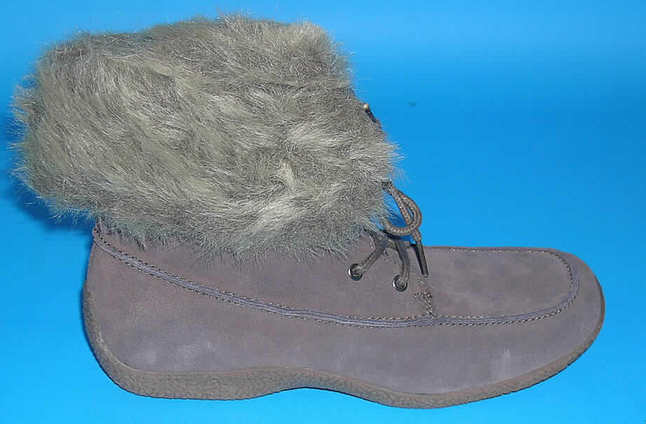 Freizeitstiefel (lt. Antrag: "Velourlederboots", siehe Foto)
- mit Laufsohlen aus (lt. Antrag) Kautschuk,
- mit Oberteil (geschlossenes Blatt) aus Leder,
- ohne Metallschutz in der Vorderkappe,
- den Knöchel, jedoch nicht die Wade bedeckend (nicht über die dickste Stelle der Wade 
  hinausreichend),
- mit einer Länge der Innensohle von mehr als 24 cm,
- nicht als Männer- oder Frauenschuhe erkennbar,
- mit einem Innenfutter aus Plüschgewirken,
- nach der Konzeption und Ausstattung nicht für eine sportliche Betätigung geeignet