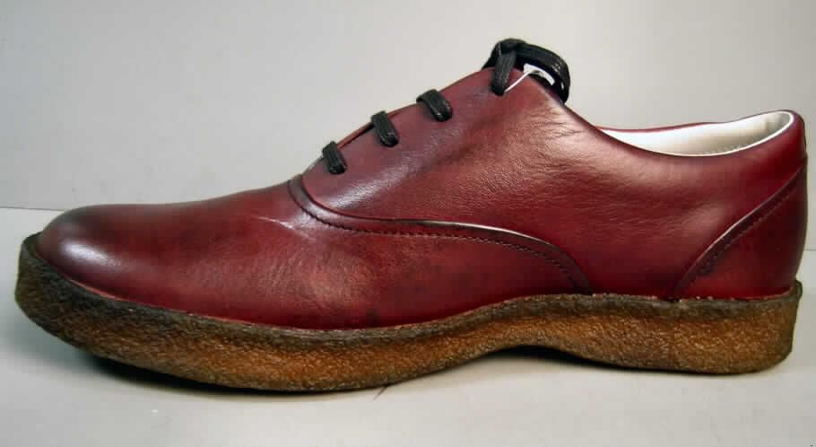 Halbschuhe; lt. Antrag: Freizeitschuhe für Männer, Art. FFM7001603-SID Oxford-cordovan - siehe Abbildung
- mit Laufsohlen aus Kunststoff; ohne Hauptsohle aus Holz
- mit Oberteil (geschlossenes Blatt) aus Leder
- ohne Schutz in der Vorderkappe
- nicht den Knöchel bedeckend
- mit einer Länge der Innensohle von mehr als 24 cm
- nicht als Männer- oder Frauenschuhe erkennbar
- nach der Gesamtkonzeption, Form und Ausstattung nicht für Sportzwecke
- kein Versand aus Macau (lt. ergänzender Antragsangaben)
