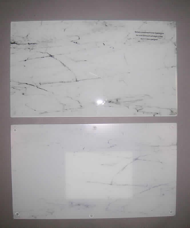 Glaswaren zur Verwendung bei Tisch oder in der Küche, sog. Glasschneideplatten (2er-Set), 
Art. 26247, siehe Foto,
- zwei rechteckige, glatte Platten mit geschliffenen Kanten und abgerundeten Ecken,
- aus (lt. Antrag) gewöhnlichem, marmoriertem, mechanisch gefertigtem Glas,
- auf der Unterseite mit sechs Stellfüßchen aus Kunststoff versehen,
- mit den Abmessungen von ca. 52 x 30 cm,
- zur Verwendung auf Cerankochfeldern als Unterlage beim Schneiden bzw. als Ablagefläche,
- keine Einreihung in die Position 7006, da die Platten mit anderen Stoffen (Stellfüßchen) 
  verbunden sind.