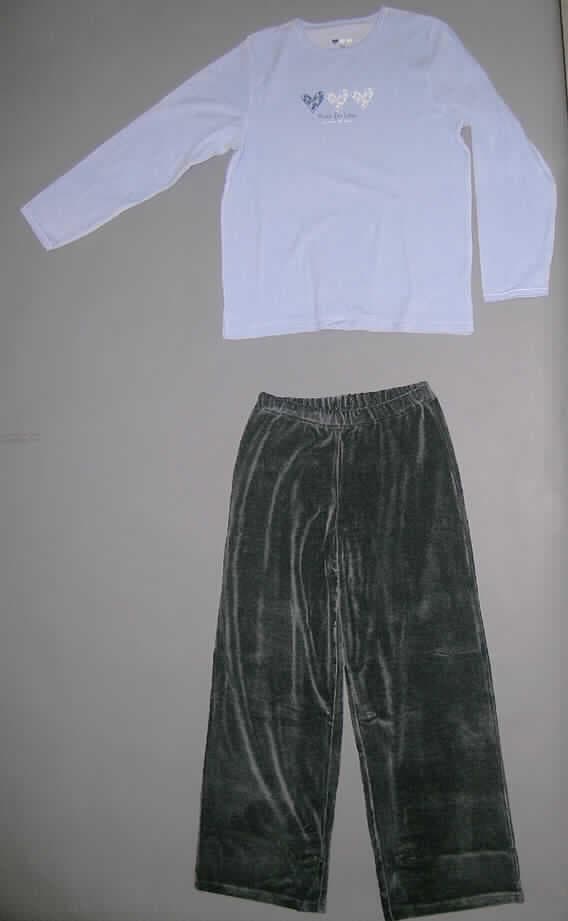 Zweiteilige Zusammenstellung (Pullover und lange Hose), sog. Damen Nicki-Pyjama, PJN 36540,
Größe 36/38, siehe beigefügte Fotos,
- in gemeinsamer Aufmachung für den Einzelverkauf,
- aus 1,9 mm dicken, buntgewirkten Samtgewirken (Pullover: Außenseite hellblau; sog. Nicky)
  und 2,2 mm dicken, buntgewirkten Samtgewirken (lange Hose: Außenseite dunkelgrau meliert;
  sog. Nicky) mit einem Flor aus lt. Antrag 100 % Baumwolle und einem Grund aus lt. Antrag
  100 % Polyester (synthetische Chemiefasern),
- nach Gesamteindruck, Farbgestaltung und Materialbeschaffenheit nicht erkennbar dazu bestimmt,
  ausschließlich oder im Wesentlichen als Nachtkleidung im Bett getragen zu werden, somit kein
  Schlafanzug, 
- nicht aus ein und demselben Flächenerzeugnis hergestellt, somit auch keine Kombination;
  u.a. aufgrund des allgemeinen Aussehens und der Materialbeschaffenheit kein Trainingsanzug,
- Pullover: über den Schritt reichend (Rückenlänge: 67 cm); mit einem runden, halsnahen
  Halsausschnitt mit einer kontrastfarbenen Paspel an der Randeinfassung; ohne Öffnung und ohne
  Verschluss; ohne Merkmale, die auf einen bestimmten Trägerkreis (Männer oder Frauen) hinweisen
  (unisex); im Brustbereich mit einem Motivaufdruck (3 Herzen und 2 Schriftzüge); mit langen
  Ärmeln, an den Ärmelenden mit schmalen Gewirkestreifen, in die eine kontrastfarbene Paspel
  eingearbeitet ist, eingefasst; mit ca. 6 cm hoch reichenden Seitenschlitzen; am unteren,
  geraden Rand durch Umschlagen und Festnähen gesäumt.