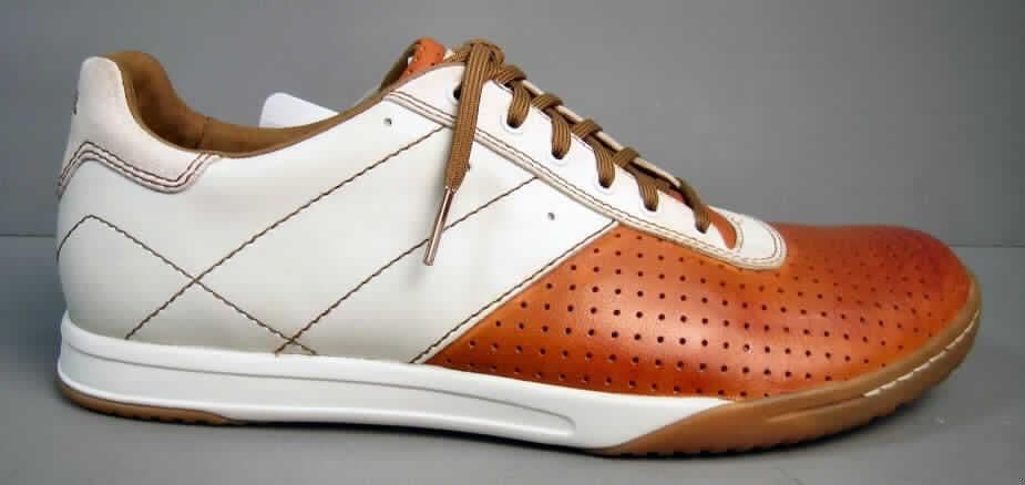 Freizeitschuhe; lt. Antrag: Sportschuh, Art. FFM0004841-Curio Apricot - siehe Abbildung
- mit Laufsohlen aus Kunststoff, Hauptsohle nicht aus Holz
- mit Oberteil (geschlossenes Blatt) aus Leder
- ohne Schutz in der Vorderkappe
- nicht den Knöchel bedeckend
- mit einer Länge der Innensohle von mehr als 24 cm
- nicht als Männer- oder Frauenschuhe erkennbar
- mit Schnürsenkelverschluss
- aufgrund Schnitt und der verwendeten Materialien (u.a. gepunchtes Leder; mit zierenden
  Steppnähten) nicht für Sportzwecke; eine mögliche Funktionalität als Trainingschuh tritt 
  demgegenüber in den Hintergrund
- kein Versand aus Macau (lt. ergänzender Angaben)